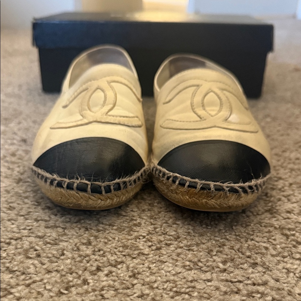 CHANEL Women's Beige and Black Espadrilles - Picture 8 of 8